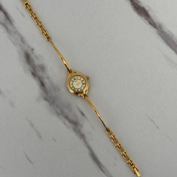 SKU:0109 cute gold mini watch gold bracelet vintage style + in a gift box - Picture 6 of 7